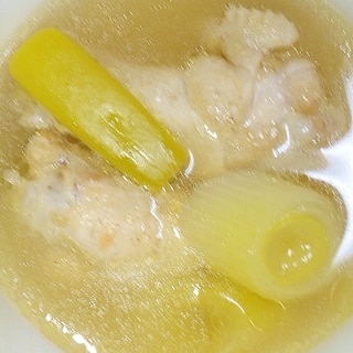 お酢でサッパリ！鶏手羽と葱のスープ